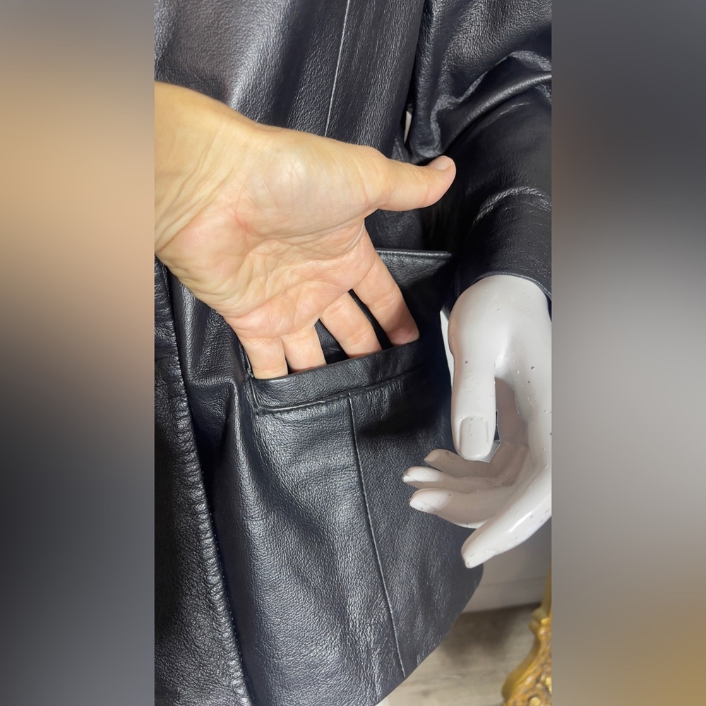 Vintage Elegant Black 💯 Leather Blazer for Women - Picture 2 of 11